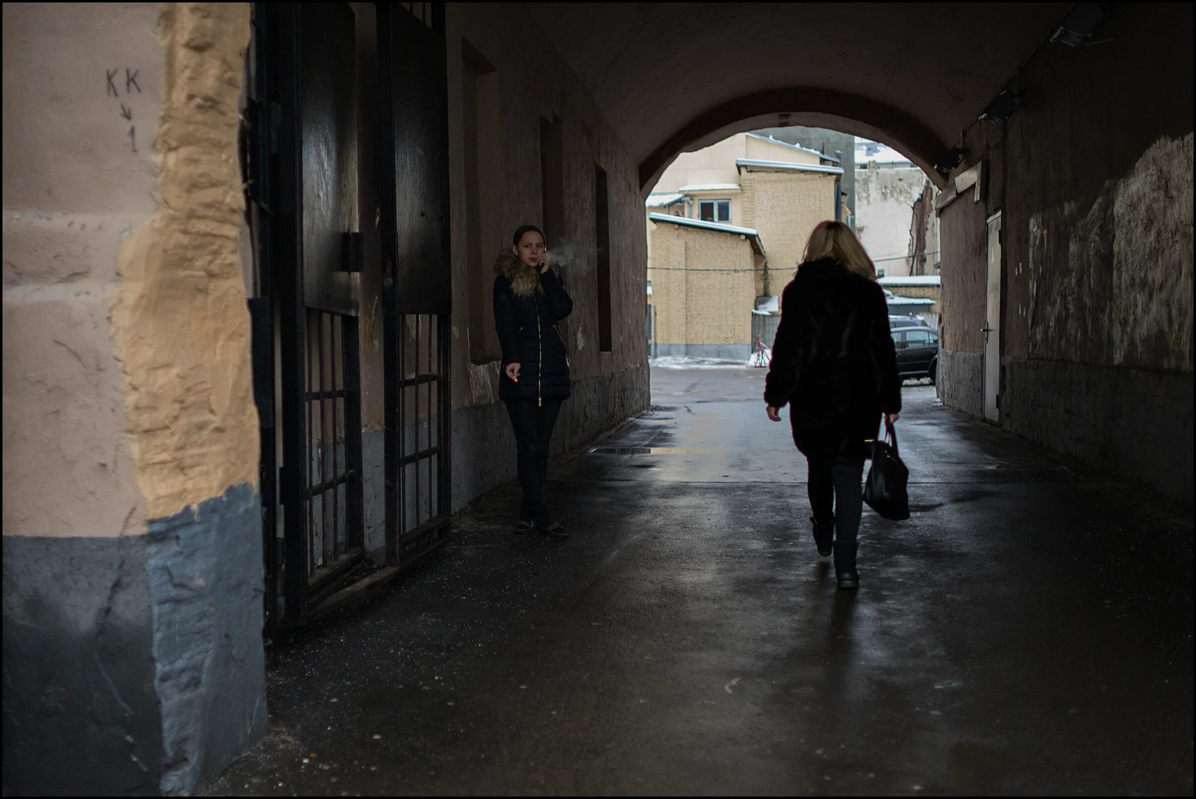 Гопники в темном переулке. Подворотня. Утекай мем. Где то в подворотне мы творим криминал. Детство в подворотне.