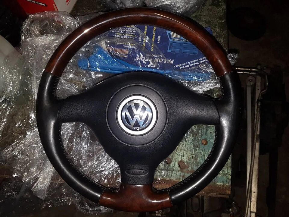 Руль passat b5 перешитый. Руль от фольксваген пассат б5. Руль vw passat b5 1999. Руль фольксваген пассат б5. Passat b5+ руль трехспицевый.