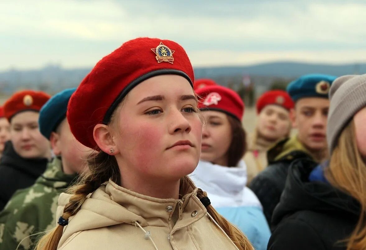 Патриоты россии отзывы. Юнармеец Патриот. Школьники в красных беретах. Юные Патриоты России. Берет красный.