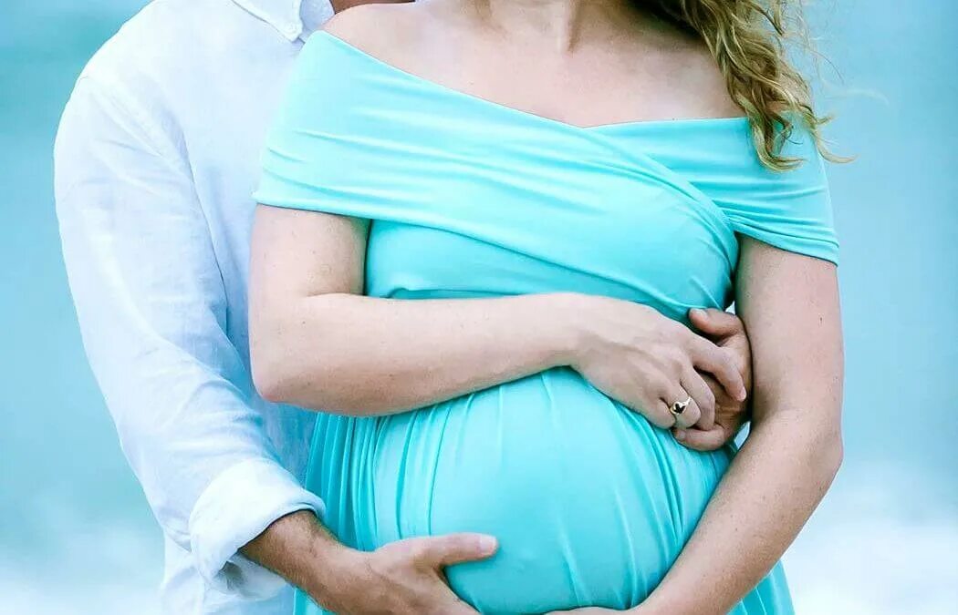 Беременную женщину обнимает муж. Беременная девушка. Беременную женщину обнимают. Мужчина обнимает беременную женщину. Беременная женщина в объятиях мужчины.