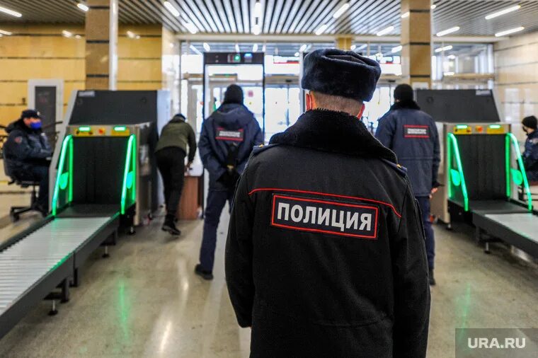 Досмотр в отделе полиции. Досмотр на вокзале полиция. перчатки досмотровые для полиции. транспортная полиция. досмотр на жд вокзале челябинск.
