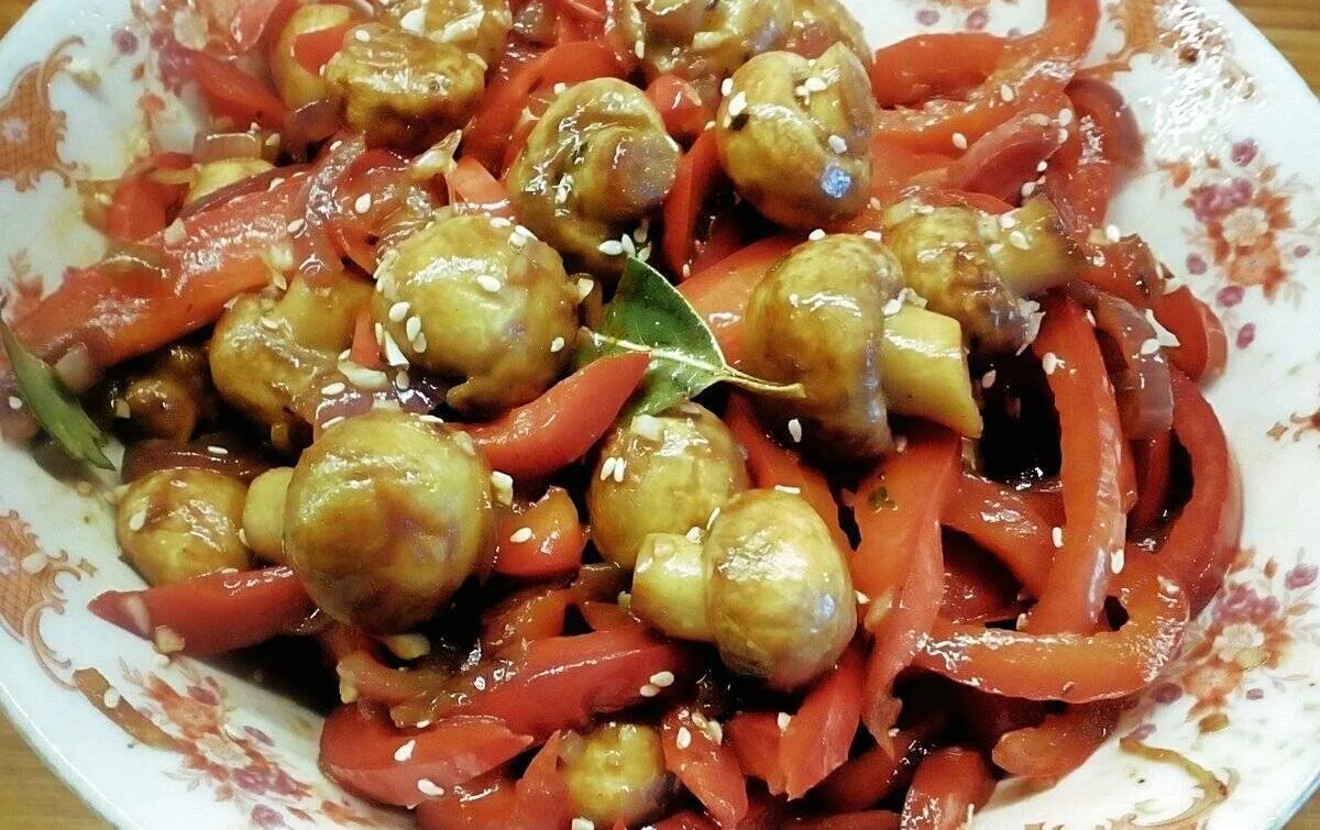 Салат с болгарским перцем и грибами. Свинина стир фрай. Теплый салат с грибами. Шампиньоны, перец болгарский, лук. Салат из шампиньонов жареных.