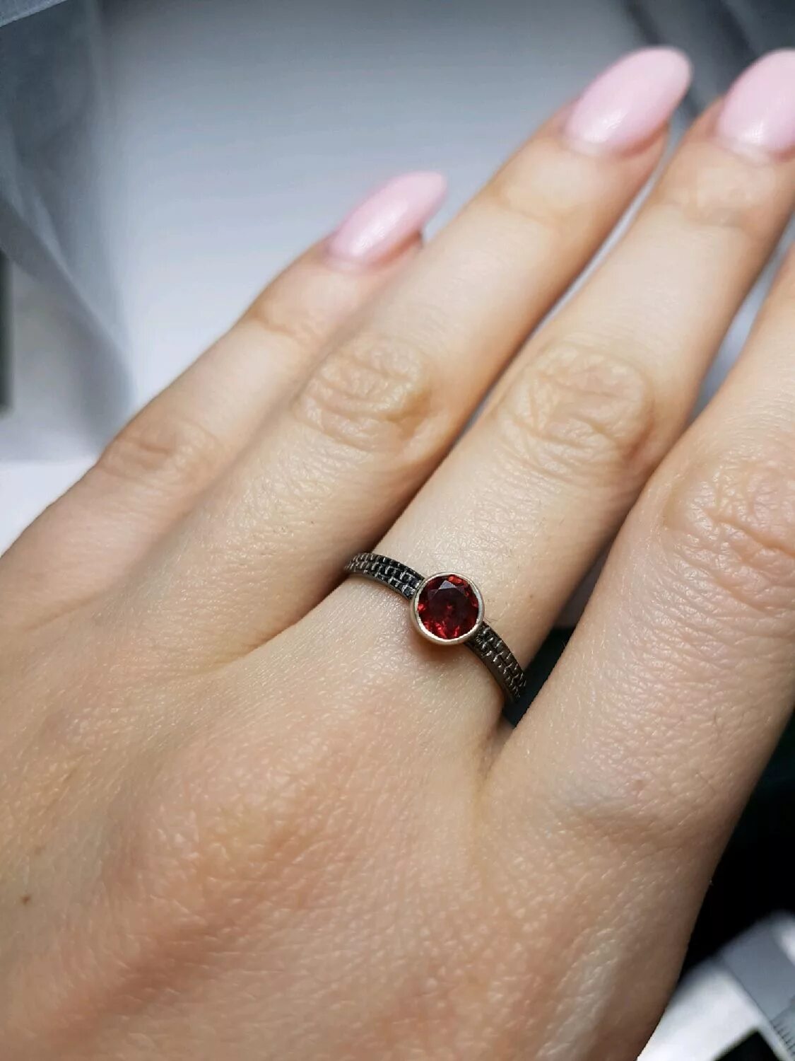 перстень женский с камнем. женское кольцо с рубином. кольца классические женские. кольцо (украшение). на каком пальце носить кольцо с гранатом.