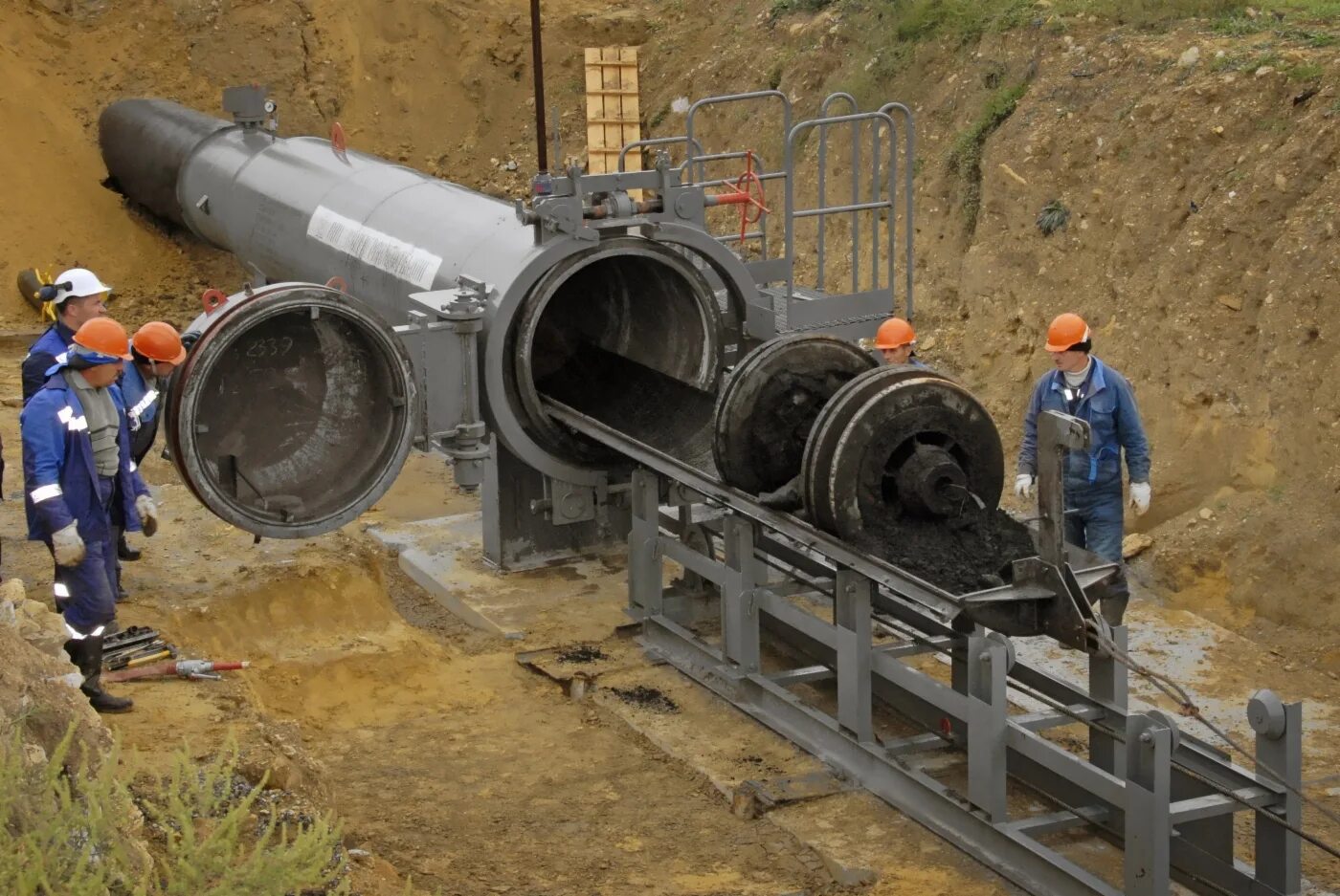 Осмотр разводящих трубопроводов. Дефектоскоп для газопроводов 1400. очистка магистральных трубопроводов. очистной поршень для газопроводов. трубы для магистральных нефтепроводов.