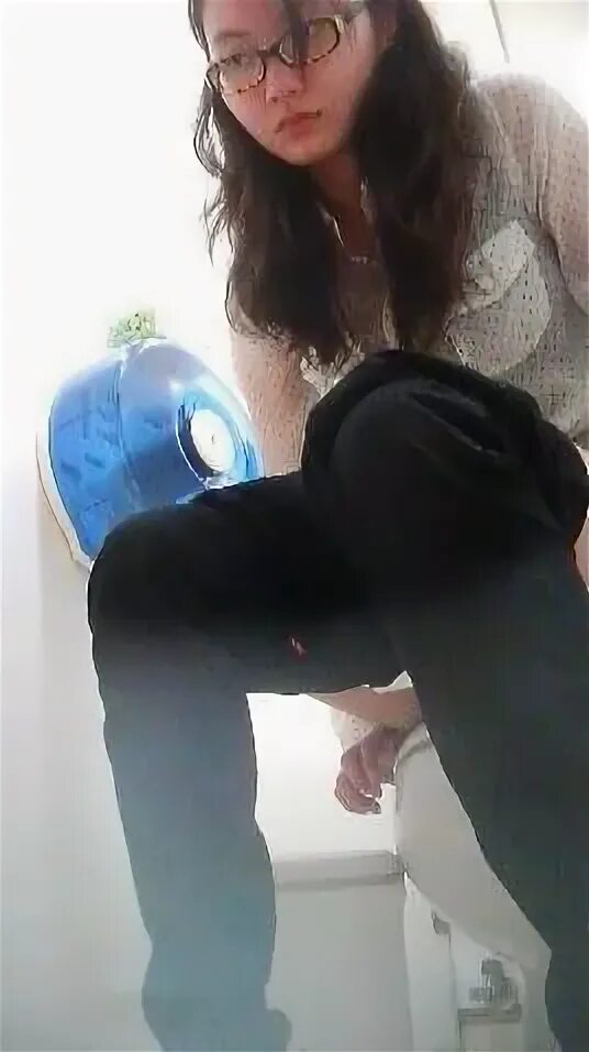 Student toilet. Унитаз на проходе. Уборщик туалетов. Уборщик общественных туалетов. Традиционный японский туалет.