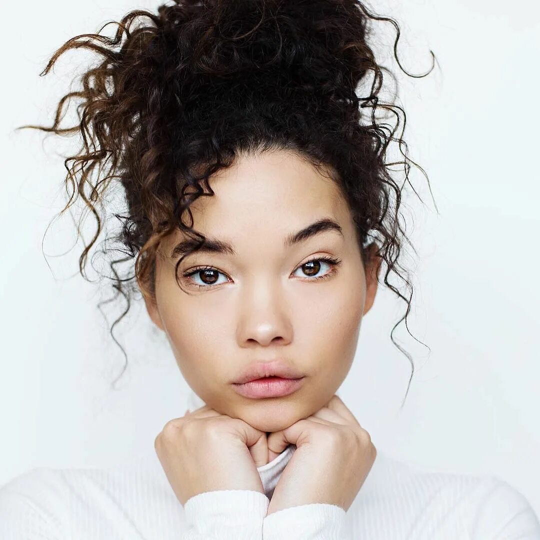 Эшли мур 18 +. Еврей с азиатским разрезом глаз. Эшли мур модель. Черная девушка модель без волос. Ashley moore модель.