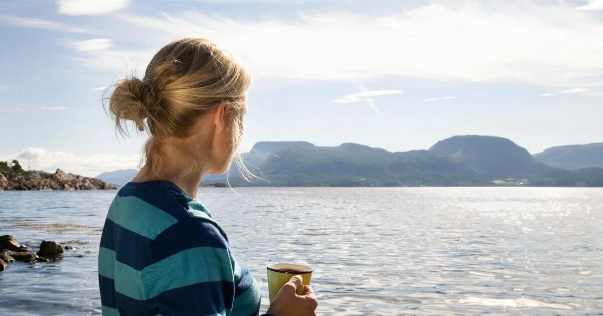 Blonde drink. Девушка кофе вид на море. Девушка с кофе на море. Женщина в море из кофе. Фото с кофе на море из социальных сетей.