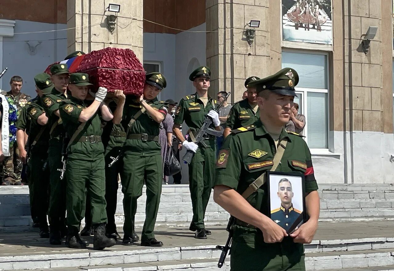 Военный командир. Прощание с военнослужащими погибшими на Украине. Девушки в военной форме.