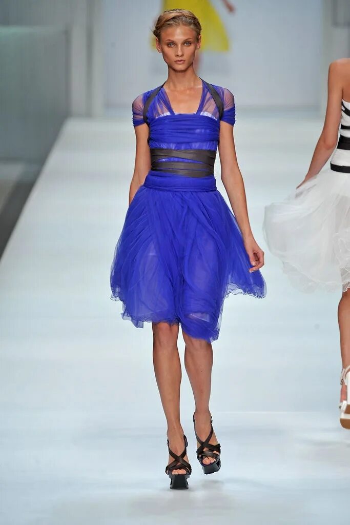 Платье 2009. Лето 2009 года. Платье селин. Оскар де ла рента платья 2023. Мода лета 2009.