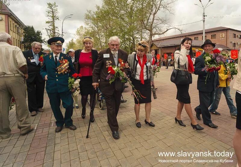 Новости славянска на кубани сегодня последние свежие. Дом ветеранов в Славянск на Кубани. Славянск на Кубани сейчас. Славянск в Великую отечественную. 9 Мая 2002 год Славянск на Кубани.