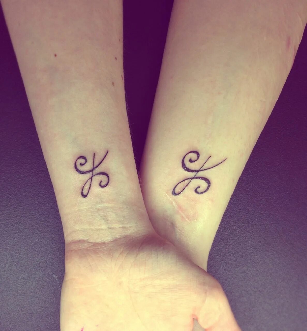 Тату символизирующие дружбу. Парные татуировки для влюбленных. Символ дружбы тату. Дружеские знаки. Татуировки для сестер.