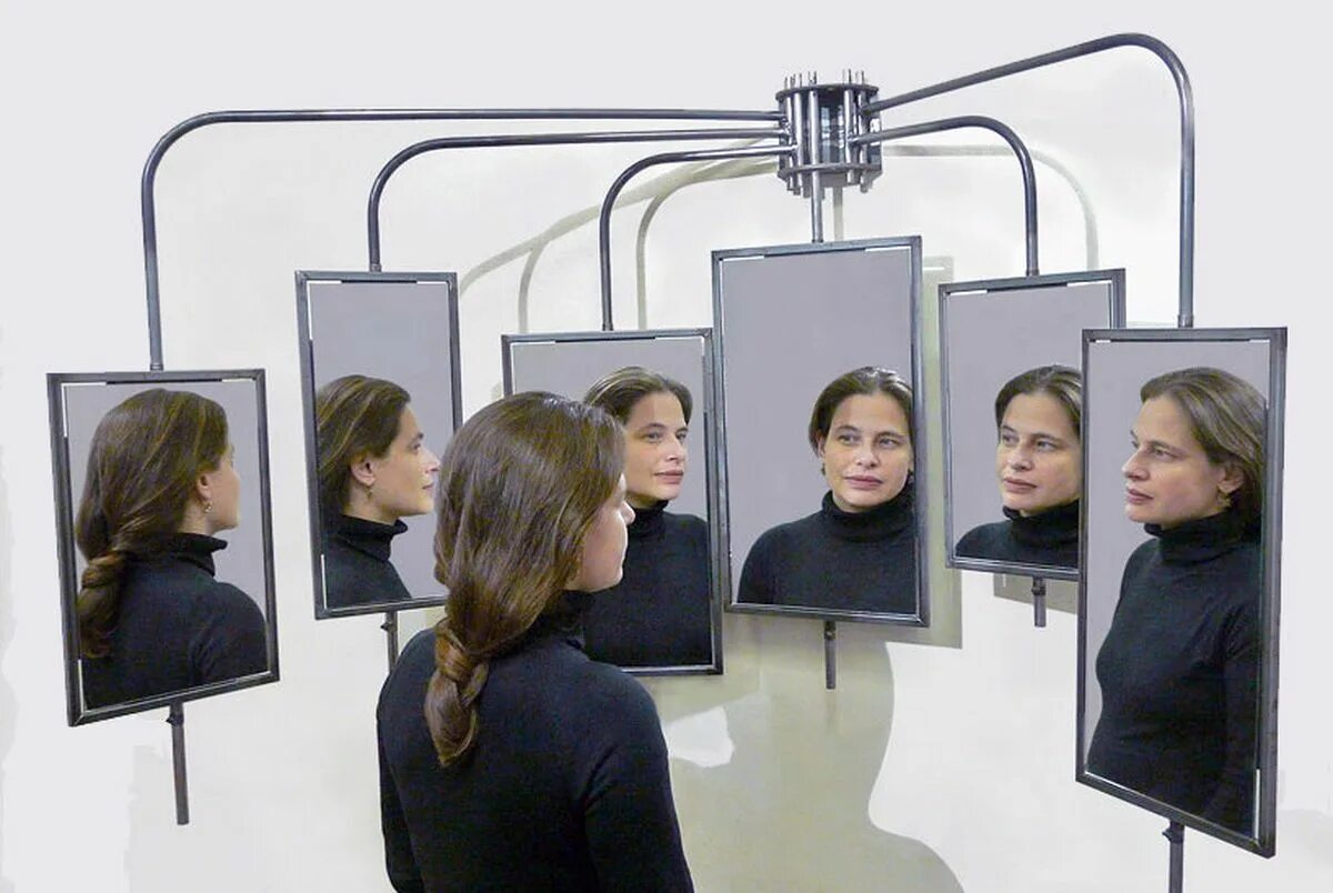 Она видела с одной стороны. Человек в окружении зеркал. Много зеркал. Взгляд на себя со стороны. Человек много зеркал.