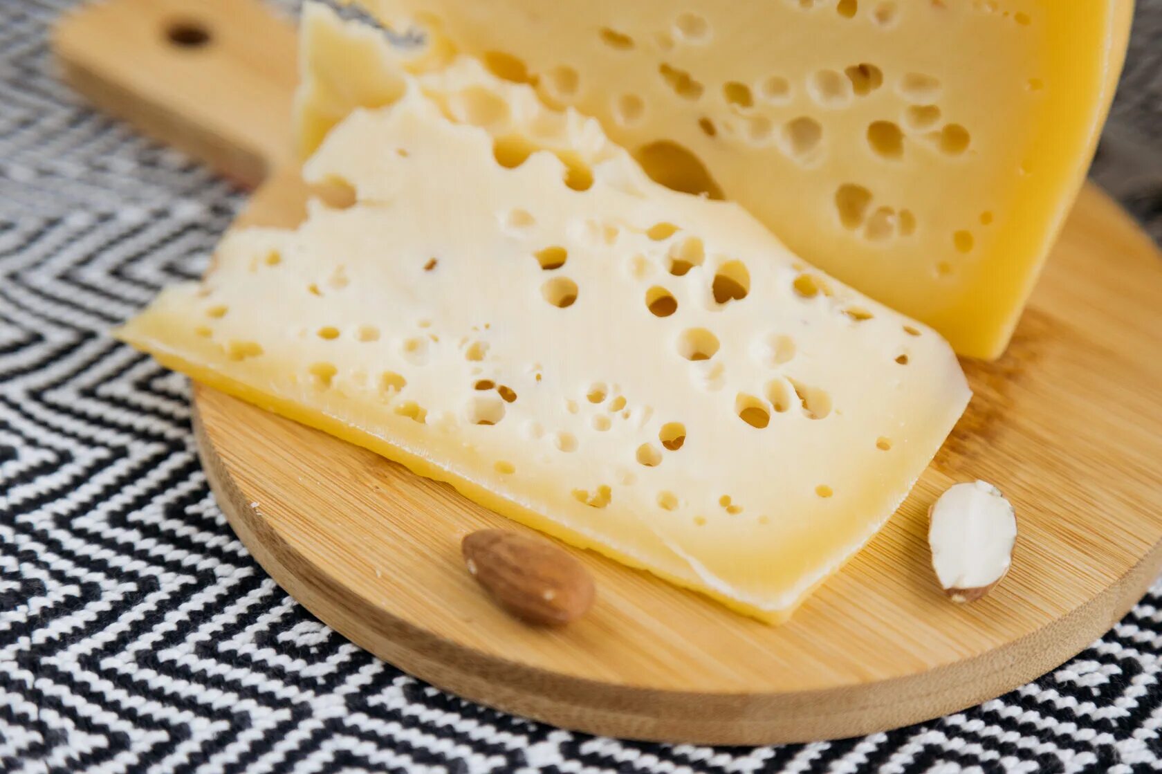 Моцарелла + чеддер + пармезан. Ломтик сыра. Нежирные сорта сыра. Сыр. Олфорд сыр.