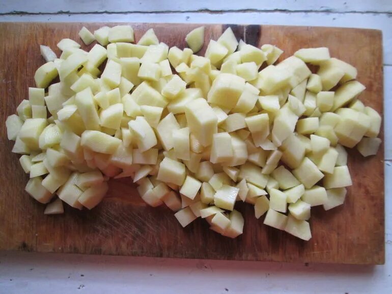 Картошка мелкими кубиками. Картофель кубиками. нарезка картофеля кубиками. мелко нарезанная картошка. картошка нарезанная кубиками.