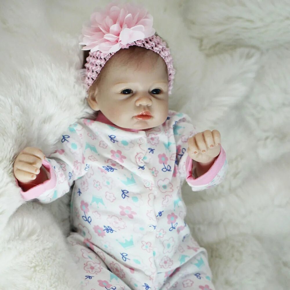 Стоит кукла реборн. Куклы bebe reborn. кукла реборн (reborn) 75см. реборн кукла силиконовая 55 см. кукла реборн с джума.