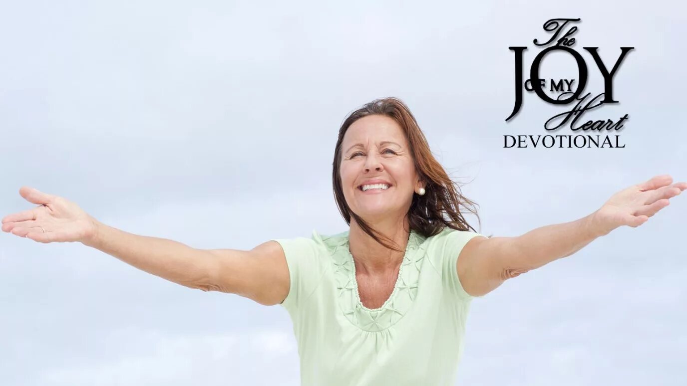 Человек в халате с распростертыми руками. Встреча с распростертыми объятиями. С распортертыми обьятьями. Распростертые объятия. Встретить распростертыми объятиями.