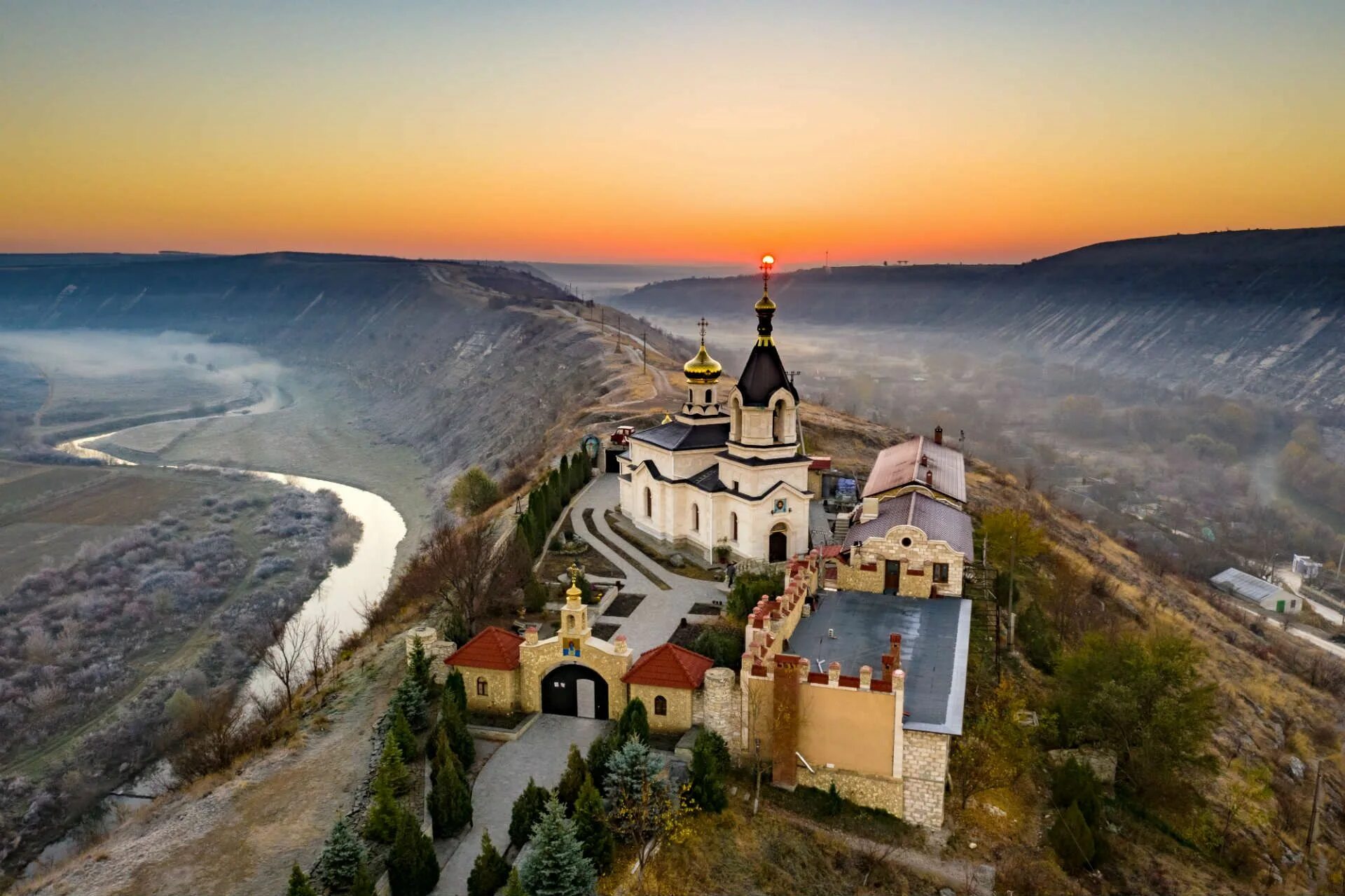 Самому в молдову. Молдавия монастырь Орхей. Молдавия природа Орхей. Монастырь старый Орхей Молдова. Монастырь в Молдавии Оргеев.