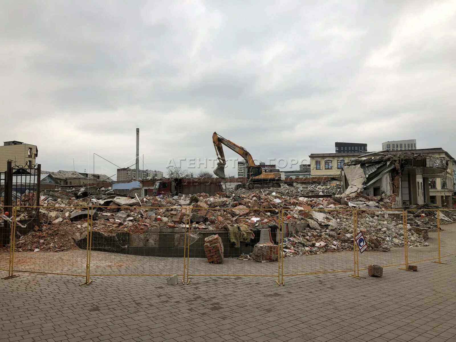 Снос тц мир. Третья дачная снесли торговый комплекс. снос домов в центре москвы. площадь ильича снесли тц. дом у высокого берега который снесли фото.