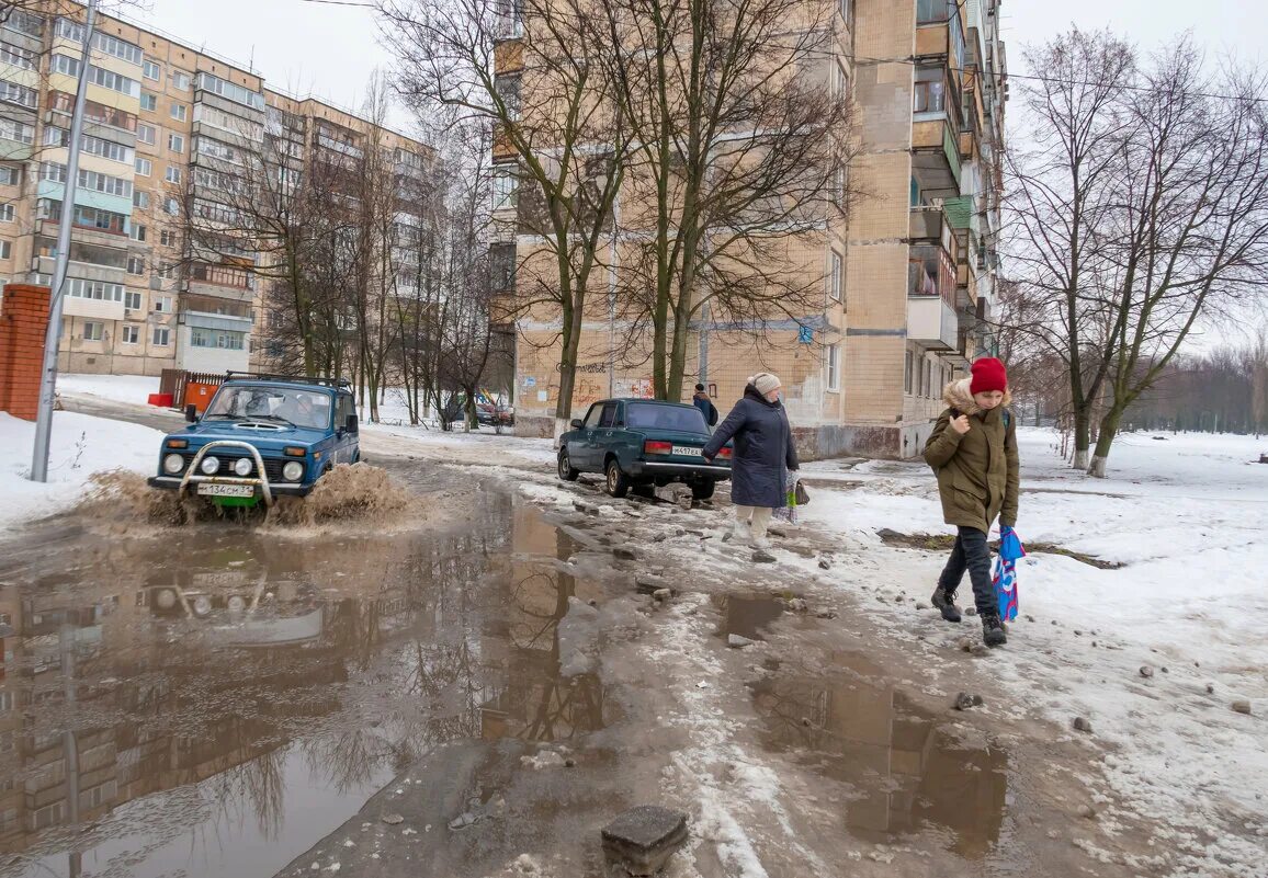 Весенняя распутица 2024. Весенняя распутица в городе. Дворник и Весенняя распутица. Прикол распутица во дворах. Весенняя распутица в Финляндии.