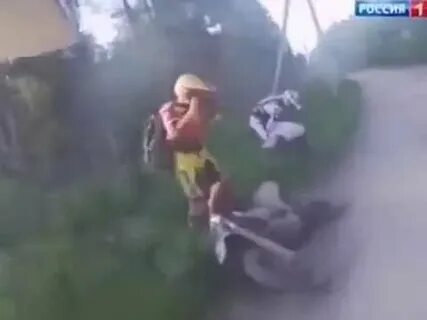 Феминистки набросились на мотоциклиста
