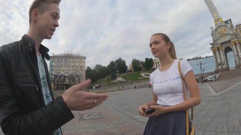 Развод на улице. Развод на поцелуй. Алекс Холман развод на поцелуй. Kissing Prank поцелуй с незнакомкой. Целует незнакомку на улице.