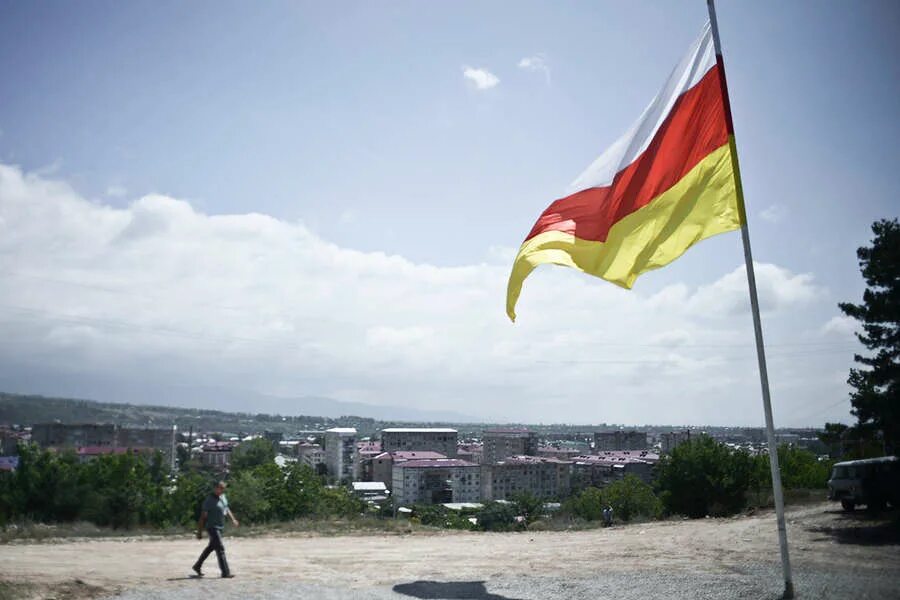 Южная осетия присоединилась. Цхинвал Южная Осетия флаг. Южная Осетия столица Республики. Южная Осетия референдум. Правительство Южной Осетии флаг.