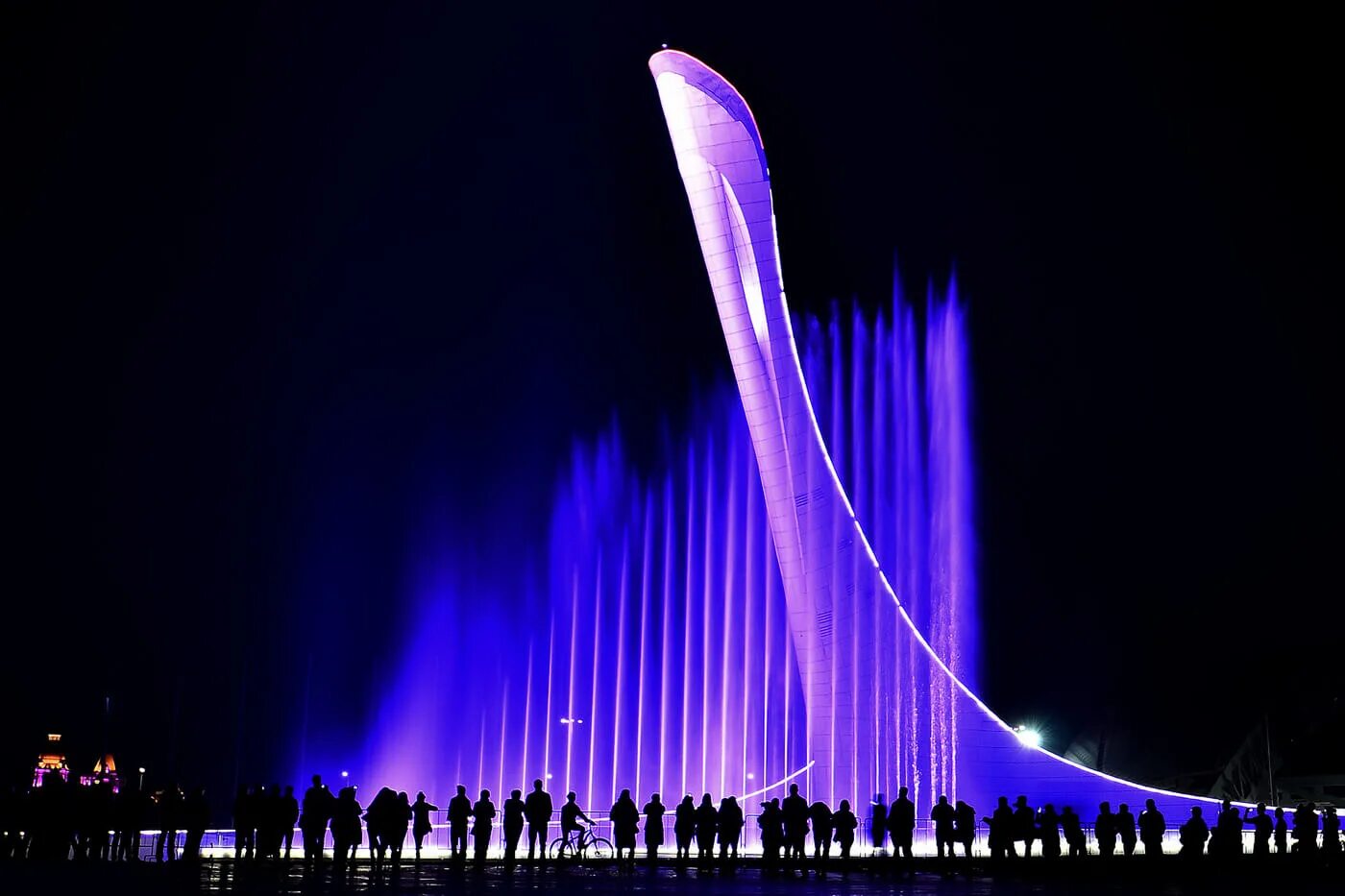 Время поющих фонтанов. Поющие фонтаны Сочи Олимпийский парк. Поющий фонтан Адлер Олимпийский парк. Сочи шоу фонтанов в Олимпийском парке. Поющий фонтан в Сочи в Олимпийском парке.