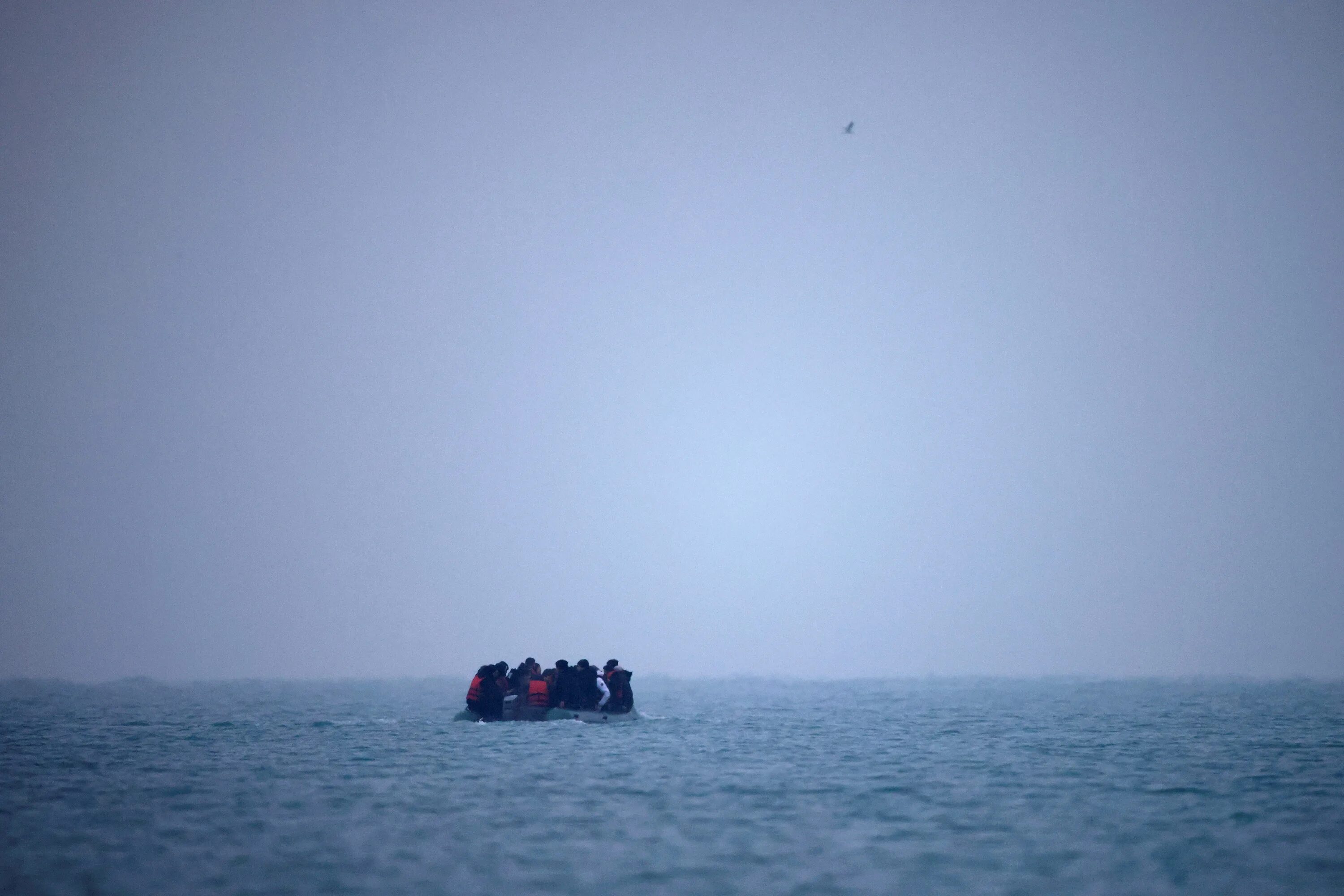 Мигранты на лодках. В ла-Манше потерпела крушение лодка с мигрантами. Затонула лодка с мигрантами. Крушение судна с мигрантами у берегов Греции фото. Ночь у берега 82 глава на корейском