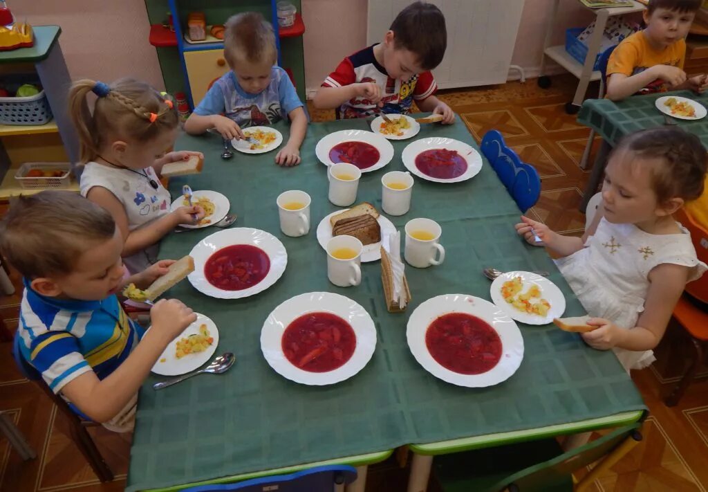 Еда в детском саду. Питание в ДОУ. Обед в детском саду. Сервировка стола для детей в детском саду.