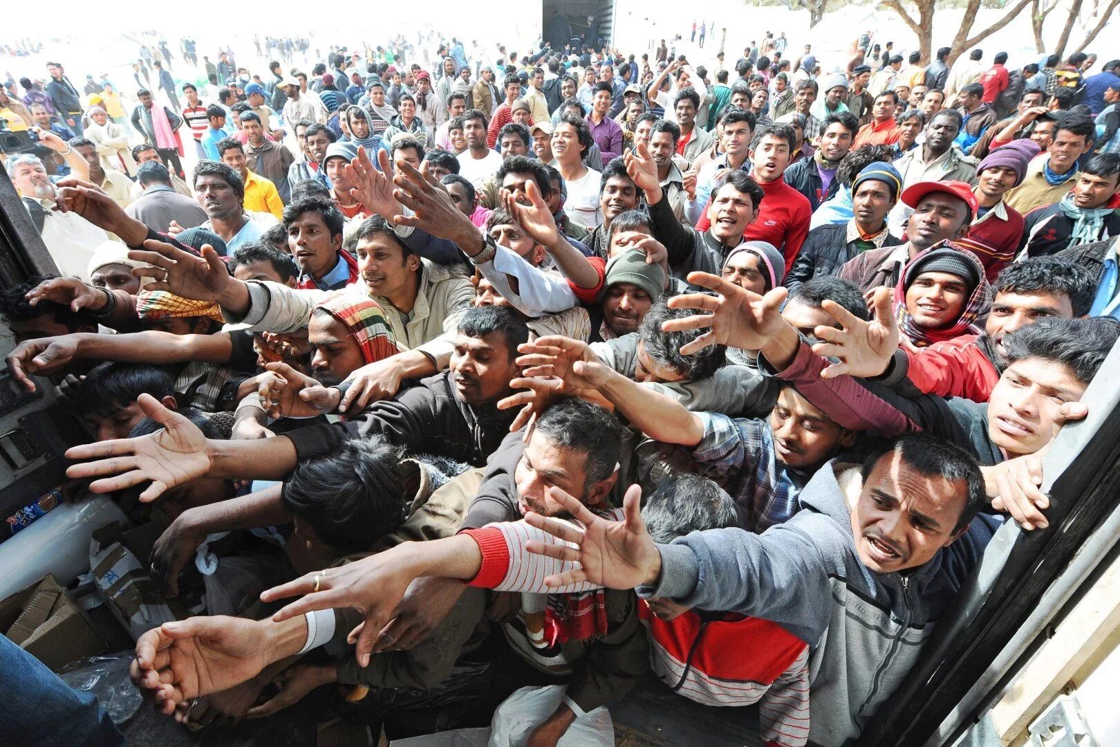 Мигранты в Европе. Толпа мигрантов. Европейский миграционный кризис. Массовая миграция.