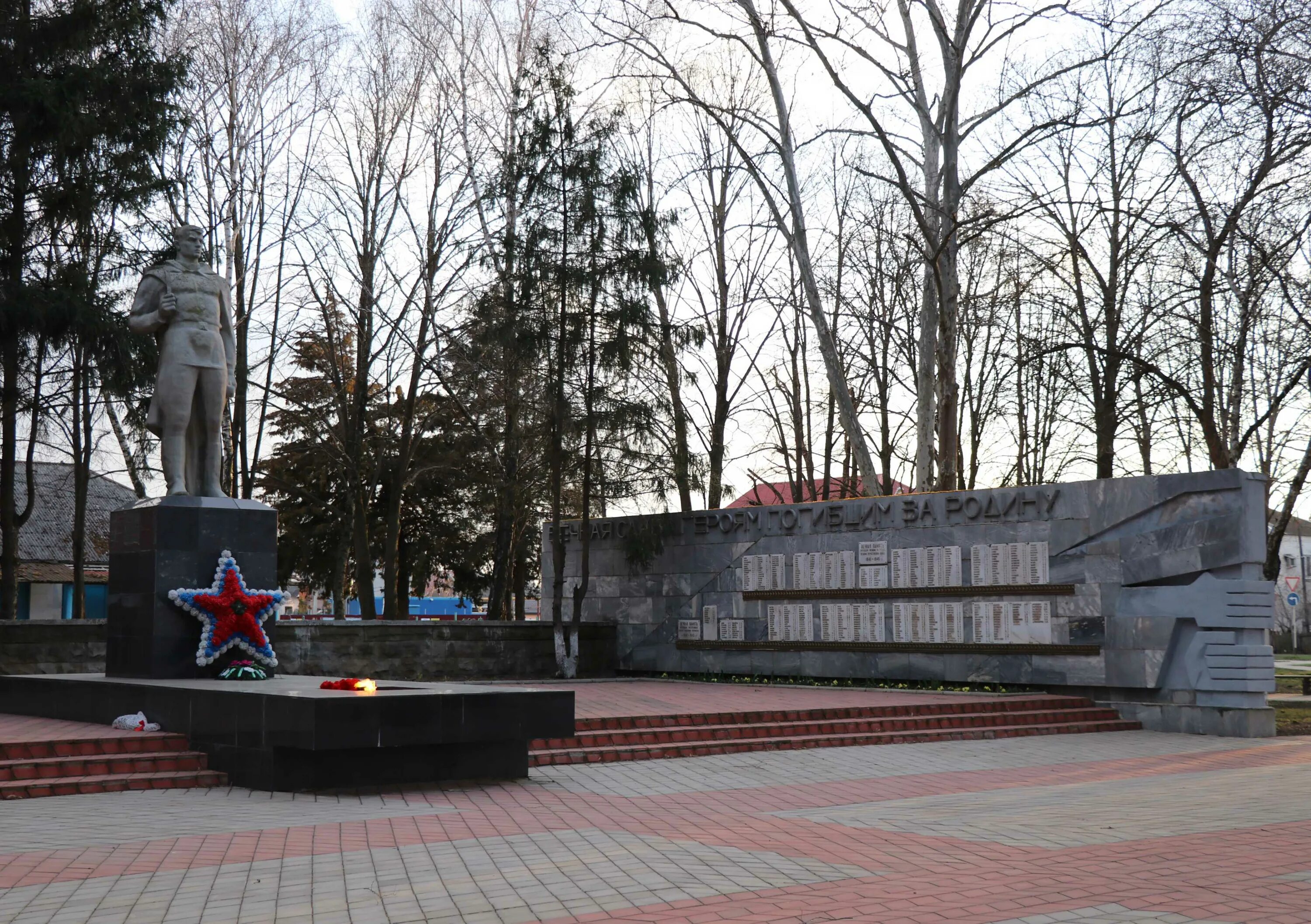 Кореновск 23. Мемориальный комплекс Кореновск. Вечный огонь Кореновск. Памятник в Кореновске центр Краснодарского края. Мемориальный комплекс Братская могила Кореновск.