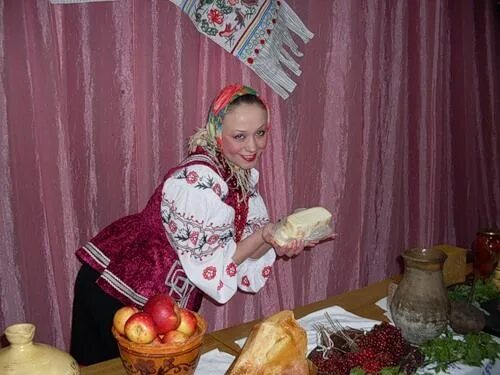 Современная домохозяйка. Гарна дивчина. Национальная кухня. Хозяйка на кухне. Солоха это женщина.