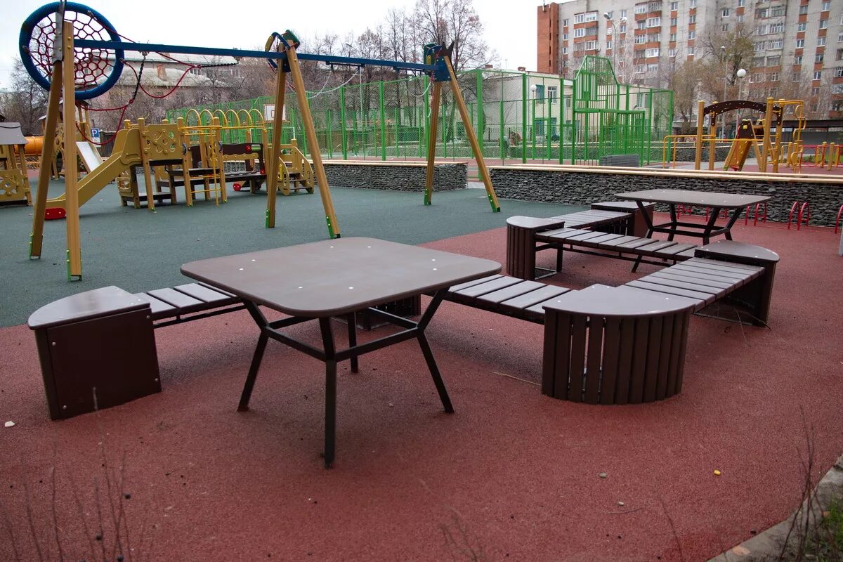 Площадка во дворе дома. Дворовые площадки. площадка для отдыха. площадка для отдыха взрослых. площадка для отдыха во дворе.