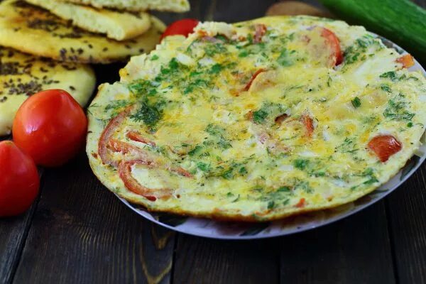 Яичница с сыром на сковороде и помидорами. Омлет с помидорами и колбасой на сковороде. омлет с колбасой и помидорами. омлет с колбасой на сковороде. яичница с помидорами и колбасой на сковороде.