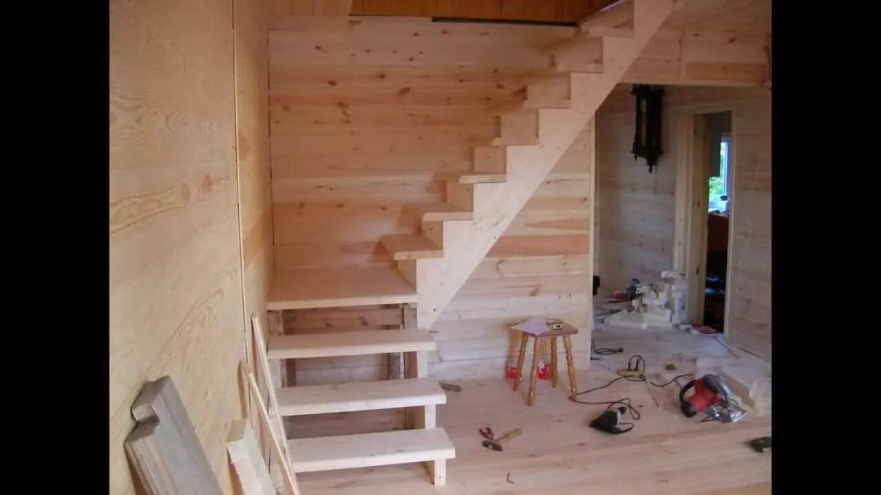 Построить второй этаж своими руками. Лестница в дачном домике. Лестница на 2 этаж в дачном доме. Лесенка на второй этаж на даче. Деревянная лестница в дачном домике.