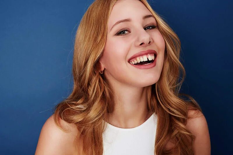 Как убрать щербинку между передними зубами. Как убрать щербинку между передними зубами. Дакота джонсон щербинка. Элизабет мосс виниры. Расщелина между зубами до и после.