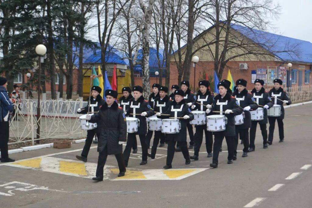 Кропоткинский казачий кадетский корпус. Кадетский корпус Кропоткин. Казачья школа Кропоткин. Казаки в Кропоткине.