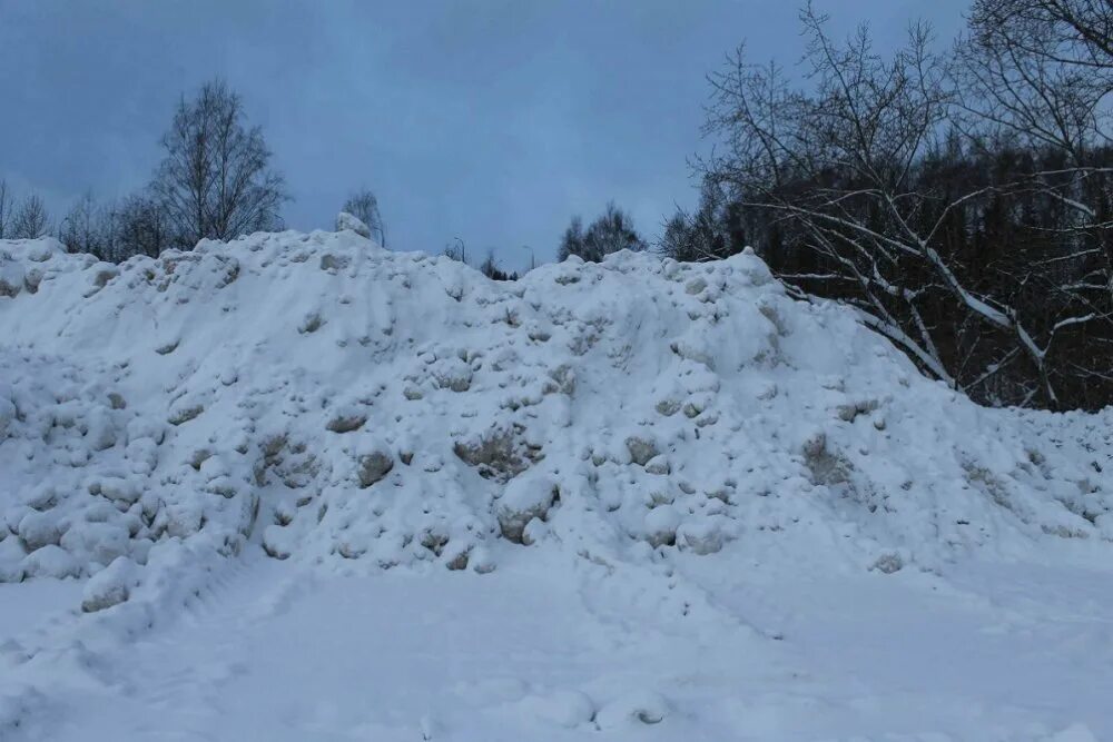 Грязный сугроб. Горы грязного снега. Свалка снега. Куча снега.