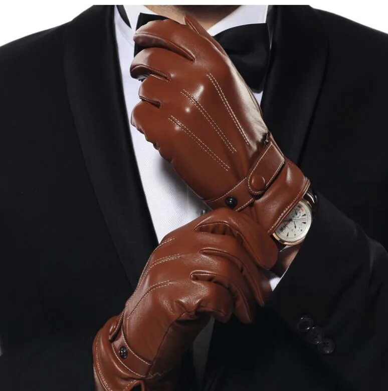 кожаные перчатки на руках. черные кожаные перчатки. стильные мужские перчатки. человек в перчатках. руки в кожаных перчатках.