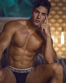 Christopher Cote mostra quase tudo em ensaio ousado.
