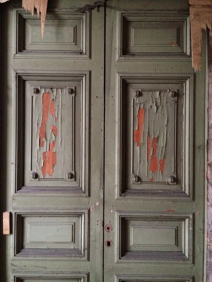 Советская дверь. Старая дверь в квартиру. Старинная дверь. Старая Советская дверь.