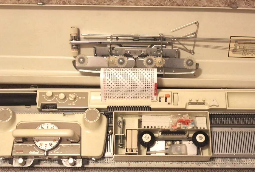 Вязальная машина 5 класса. Вязальная машина бразер 930 850. Вязальная машина brother 160. Вязальная машина silver reed 5. Бротхер кн вязальная машина.