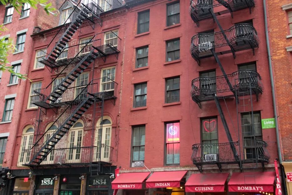 Пожарная лестница в америке на домах. Сохо манхэттен нью-йорк. Пожарные лестницы на фасаде здания. Кирпичный дом с пожарной лестницей. Дом с пожарной лестницей.