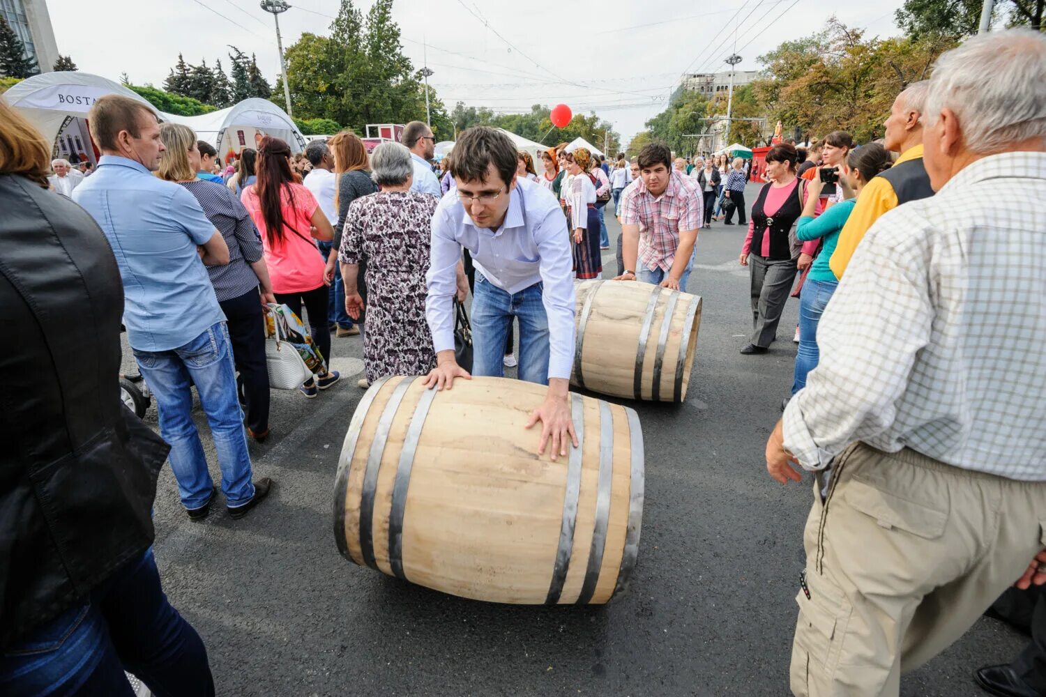 Кишинев республика молдова. Национальный день вина Молдавии. Праздник вина в Молдове. Праздник день вина. Винный фестиваль в Кишиневе.