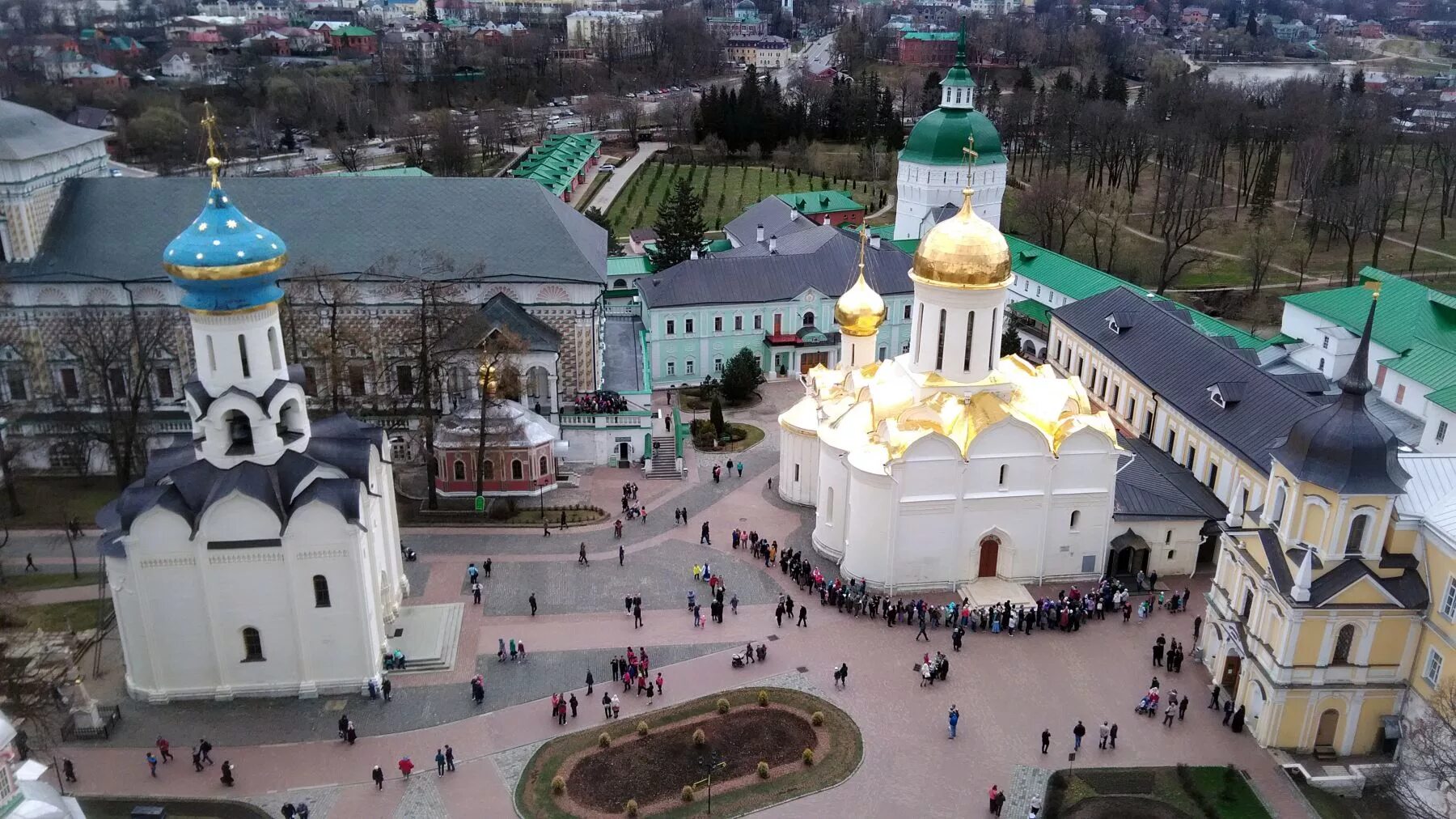 Свято троицкая лавра площадь. Троице-Сергиева Лавра Сергиев Посад. Храм Сергиев Посад Лавра. Соборная площадь Троице Сергиевой Лавры.