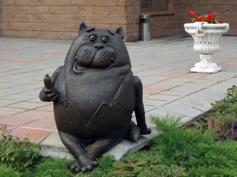Необычные скульптуры. Памятник уткам у новодевичьего монастыря. Забавные скульптуры москвы. Интересные памятники в москве для детей. Памятники нужно показать гостям москвы.