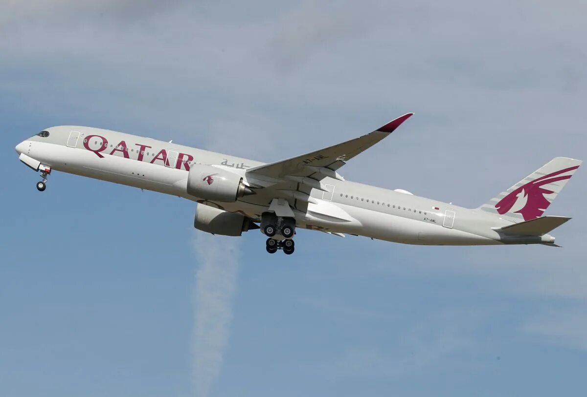 Катар дав. Самолет Катар Эйрвейз. Авиакомпания Qatar Airways самолеты. Катар авиалинии самолеты. Airbus a350-100 Qatar.