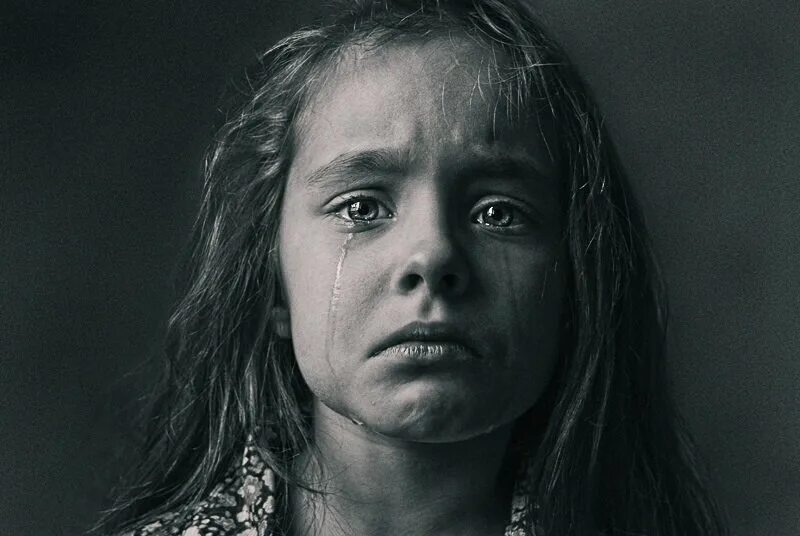 Страх эмоция. Страх эмоция. Грустная маленькая девочка. Испуганно лицо девушки. Девочка с голубыми глазами.