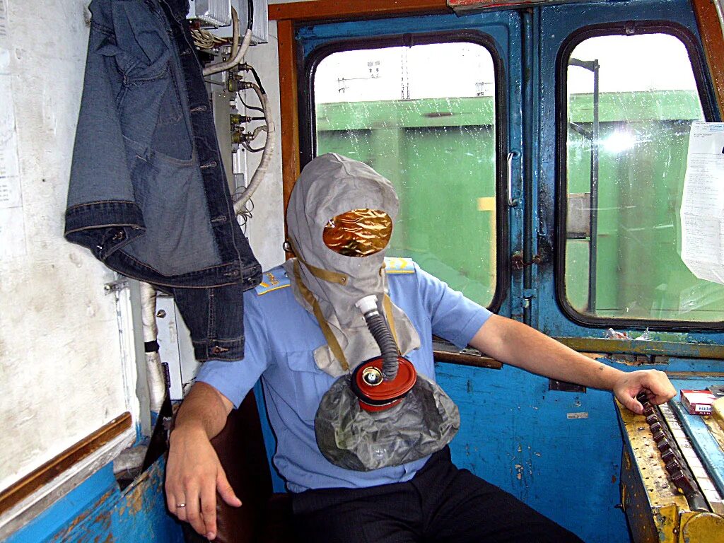 Эр 2 ржд кабина. Машинист тепловоза михалыч. Помощник машиниста электровоза тепловоза. Машинист тепловоза. Кабина машиниста балтийца.