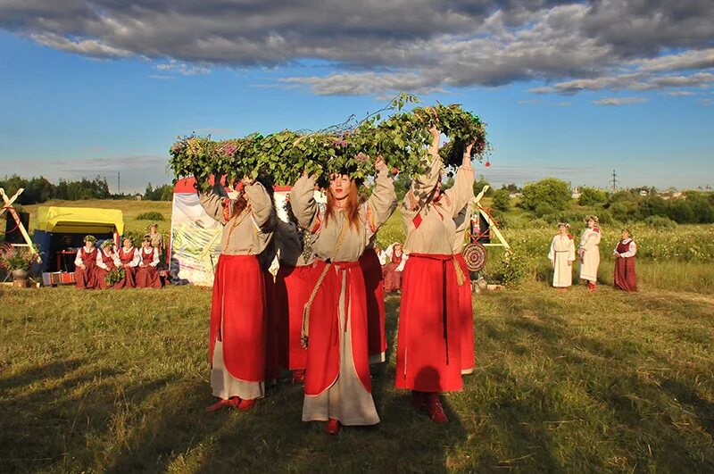 с праздником ивана купала. иван купала суздаль суздаль. девушка с ребенком в альпах. с праздником ивана купала. кукла ярило на ивана купала.